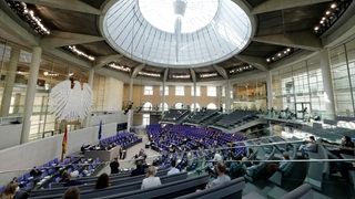 Der Plenarsaal des Reichstagsgebäudes bei einer Sitzung des Deutschen Bundestages.