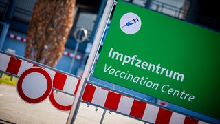 Ein Schild mit der Aufschrift "Impfzentrum - Vaccination Centre" 