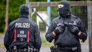 Einsatzkräfte stehen an einem Einsatzort in Bremen.