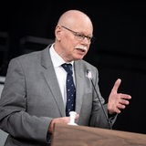 Ulrich Mäurer,  Innensenator von Bremen, spricht bei einer Bürgerschaftssitzung