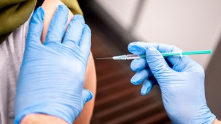 Eine Corona-Impfung im Impfzentrum Bremen