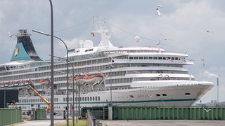Das Kreuzfahrtschiff Artania liegt am Hafen. Die Artania hat die nach Angaben der Reederei weltweit letzten acht Kreuzfahrttouristen in Bremerhaven an Land gebracht.