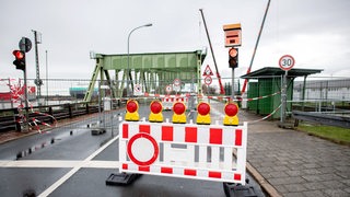 Eine beschädigte Drehbrücke im Bremerhaven ist gesperrt und muss erneuert werden.