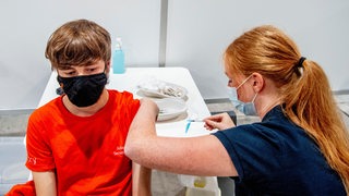 Ein Jugendlicher wird gegen das Coronavirus geimpft.