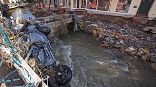Ein Auto liegt in dem Fluss Erft. In Bad Münstereifel hat die über die Ufer getretene Erft erhebliche Schäden angerichtet. 