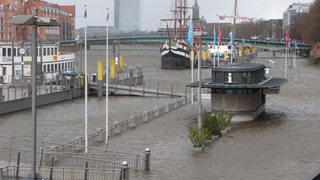 Die Schlachte in Bremen ist von Hochwasser überflutet