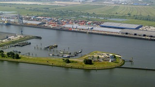 Eine Insel liegt in der Weser.