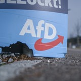 Ein zerstörtes Wahlplakat der AfD