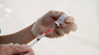Impfdosis wird auf Spritze aufgezogen