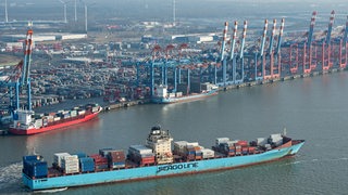 Das Luftbild vom 27.01.2017 zeigt das Containerterminal an der Stromkaje in Bremerhaven (Bremen). 