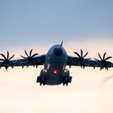 Ein Transportflugzeug vom Typ Airbus A400M der Luftwaffe hebt am frühen Morgen auf dem Fliegerhorst Wunstorf in der Region Hannover ab. 