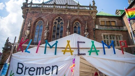 Das Klimacamp vor dem Bremer Rathaus.