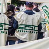 Streikende Lokführer sind von hinten zu sehen.