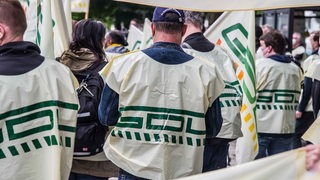 Streikende Lokführer sind von hinten zu sehen.