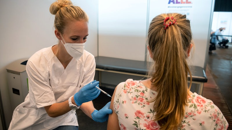 Die 15-jährige Clara wird im Impfzentrum geimpft. In Bremen können sich Kinder über 12 Jahre gegen Corona impfen lassen
