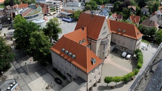 Das Rathaus von Delmenhorst aus der Luft.