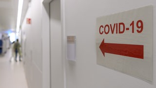 Ein Richtungspfeil zum "Covid-19" Bereich klebt vor Corona-Intensivstation des Universitätsklinikums Dresden an der Wand. | Aktuell