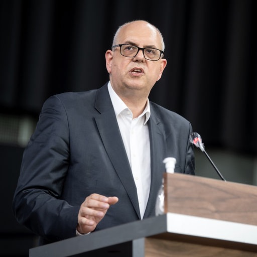Andreas Bovenschulte (SPD), Bürgermeister von Bremen, gibt vor der Bürgerschaft eine Regierungserklärung ab. Bremens Bürgermeister hat angesichts der Belastungen durch die Corona-Krise einen fiskalischen, ökonomischen und gesellschaftlichen Lastenausgleich gefordert. 