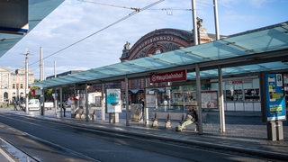 Straßenbahnhaltestelle vor dem Bremer Hauptbahnhof.
