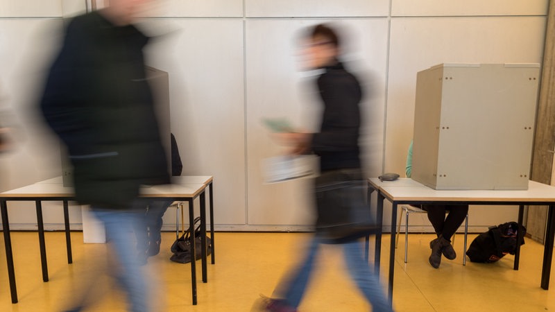 Bürger geben im Wahllokal ihre Stimmen ab