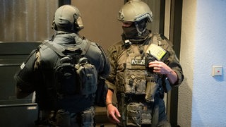 Beamte eines Spezialeinsatzkommandos (SEK) während eines Einsatzes.