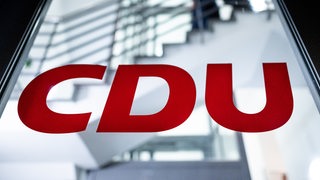 Das Logo der CDU steht auf einer Tür.