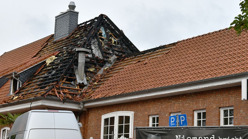 Un'auto della polizia è stata parcheggiata davanti a un ristorante dopo lo scoppio di un incendio.