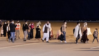 Flüchtlinge aus Afghanistan kommen auf dem Flughafen in Madrid an.