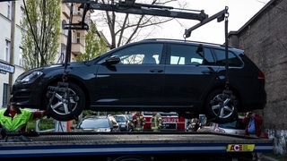 Ein falsch parkender Pkw wird am 25.04.2016 in Berlin unweit des Baumschulenwegs auf einen Abschleppwagen gehoben, da er die Fahrt eines Feuerwehrfahrzeugs blockierte. 