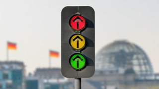 Eine Ampel steht als Symbol der möglichen Koalition zwischen SPD, FDP und Grünen vor dem Bundestag
