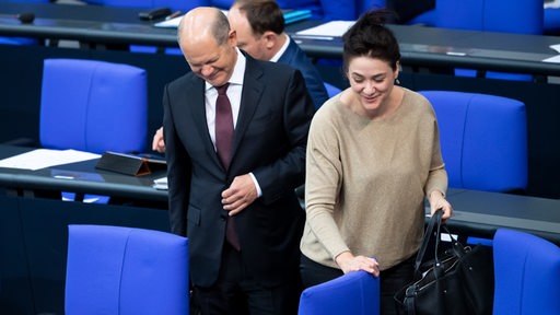 Sarah Ryglewski (SPD), Parlamentarische Staatssekretärin im Bundesfinanzministerium, überlässt Olaf Scholz, Bundesfinanzminister, seinen Platz bei der Plenarsitzung im Deutschen Bundestag.