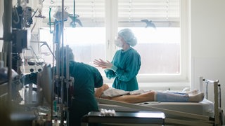 Intensivpflegerinnen versorgen einen an Covid-19 erkrankten Patienten