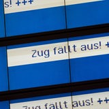 "Zug fällt aus" steht auf der Anzeigetafel eines Bahnhof