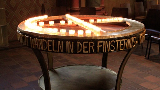 Opferkerzen in einem Seitenschiff des St. Petri Dom in Bremen
