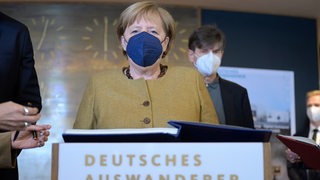 Kanzlerin Merkel steht vor einem Rednerpult.