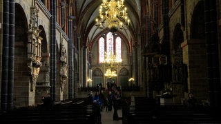 Blick vom Kirchenschiff zum Altarraum des Dom. Der St.-Petri-Dom in Bremen ist ein aus Sandstein und Backstein gestalteter romanischer Kirchenbau.
