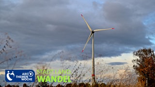Ein Windrad mit einer Gesamthöhe von 207 Metern vor einem bewölktem Himmel