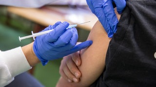 Ein Jugendlicher erhält in einem temporären mobilen Impfzentrum seine zweite Impfung gegen Covid-19.