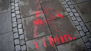 Ein Piktogramm der Bremer Stadtmusikanten ist in der Innenstadt auf den Boden gemalt. 