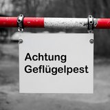 Ein Schild an einer Schranke warnt vor Geflügelpest.
