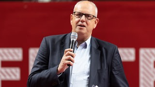 Bremens Bürgermeister Andreas Bovenschulte spricht bei den Deutschen Meisterschaften im Tischtennis.