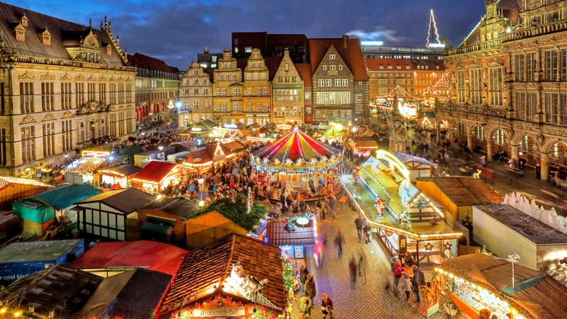Der beleuchtete Weihnachtsmarkt auf dem Bremer Marktplatz.