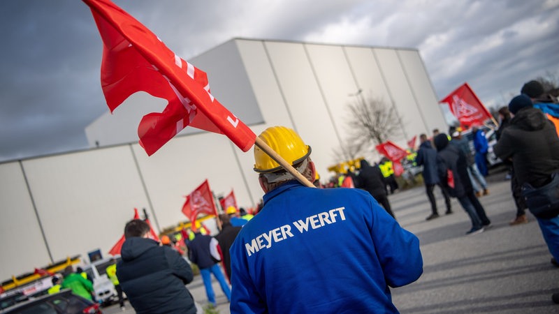 Ein Teilnehmer der Protestaktion gegen den drohenden Arbeitsplatzabbau beim Kreuzfahrtschiffbauer Meyer Werft 
