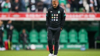 Werder-Trainer Markus Anfang steht am Spielfeldrand.