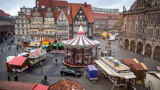 Rund um das Rathaus werden Stände und Buden aufgebaut. In Bremen soll am 22.11.2021 der Weihnachtsmarkt beginnen