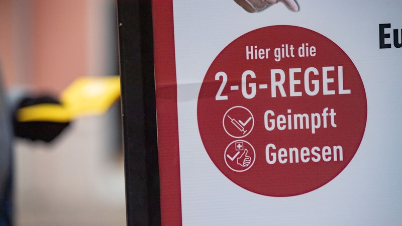 Ein Schild dem Hinweis «Hier gilt die 2G-Regel» steht vor dem Eingang zum Weihnachtsmarkt im Rathauskeller.