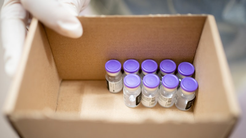 Ein Karton mit Ampullen des Impfstoffs von Biontech.