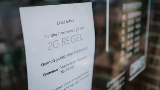 2G-Regel steht im Schaufenster eines Cafés