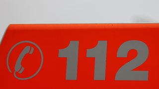Auf rotem Grund steht die Notrufnummer 112