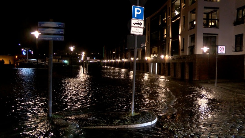 Eine Straße ist während eines Sturms überflutet